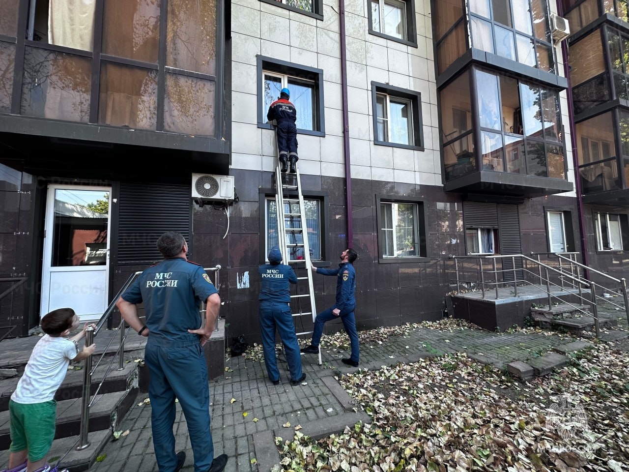 Сотрудники МЧС помогли родителям попасть в запертую квартиру с малолетними  детьми | 13.09.2023 | Грозный - БезФормата